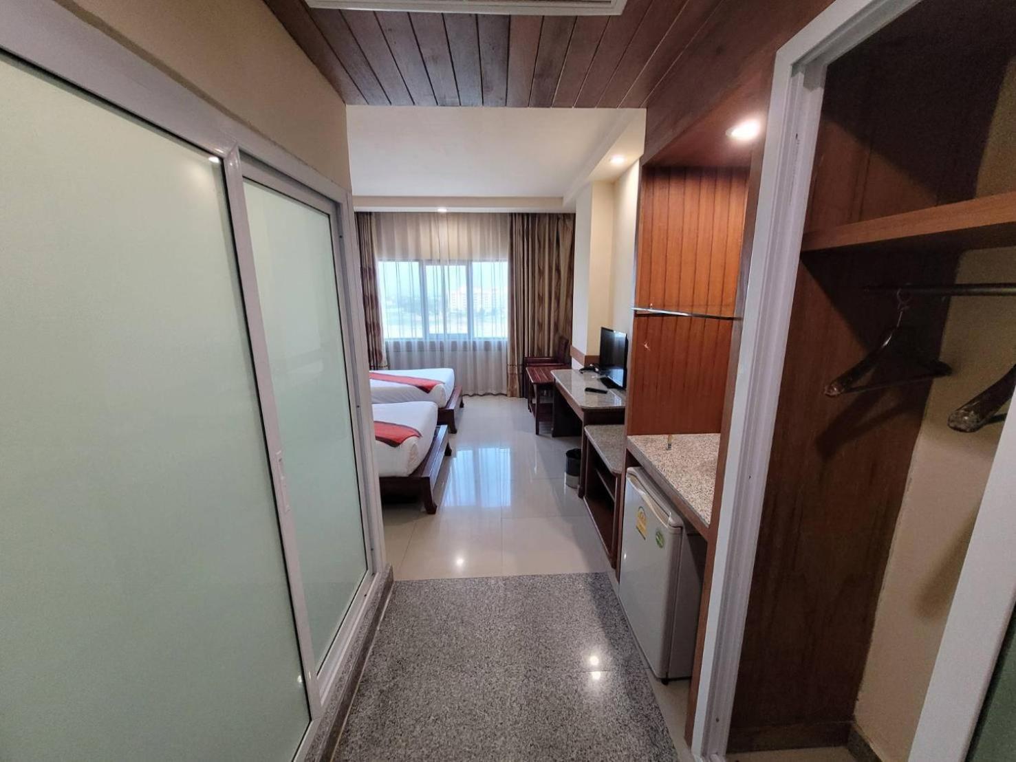 Ease Jomtien Hotel Buitenkant foto