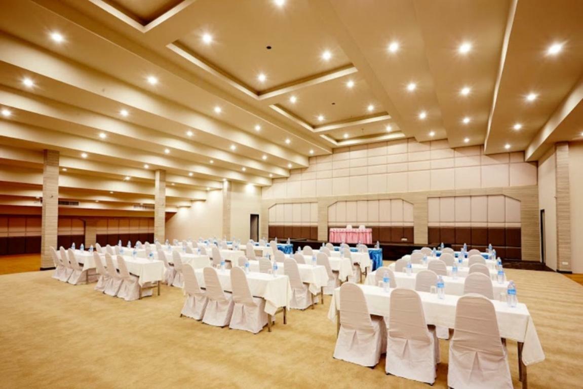 Ease Jomtien Hotel Buitenkant foto