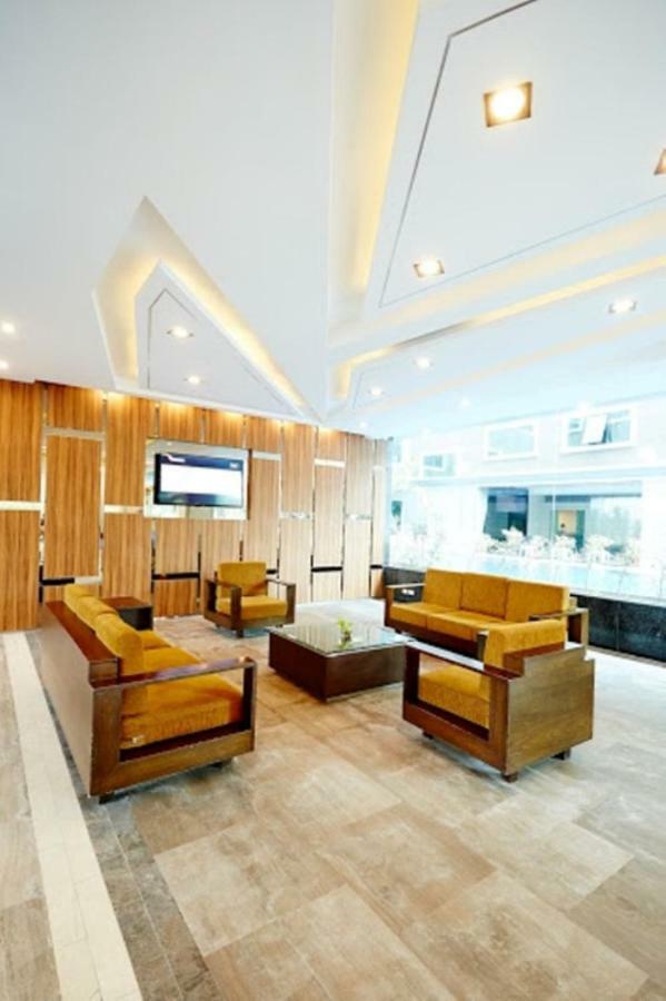Ease Jomtien Hotel Buitenkant foto